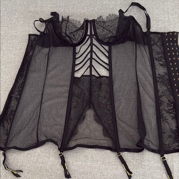 Victoria’s Secret Elegant Black Lace Corset - Picture 3 of 10